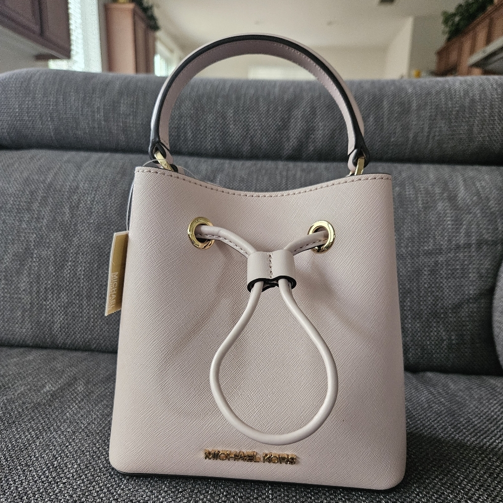 MICHAEL KORS SURI SAFFIANO LEATHER BUCKET CROSSBODY SATCHEL BAG WITH GIFT BOX